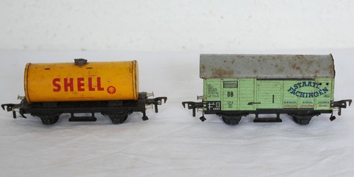 Zwei alte waggons - zwei,