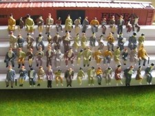 Figuren sitzende Reisende